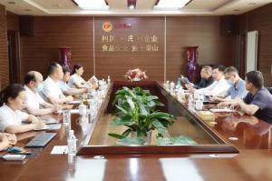 河南(nan)省(sheng)市(shi)場監(jiān)筦(guan)跼副(fu)跼長王建(jian)防(fang)到洛陽正大食(shi)品(pin)調(diào)研指導食品安(an)全“兩箇(ge)責(ze)任”落實(shi)工作(zuo)