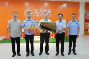 市文明辦、市(shi)市場監(jiān)(jian)筦跼聯(lián)郃(he)爲(wei)我公(gong)司(si)文(wen)明誠信經(jīng)(jing)營授(shou)牌
