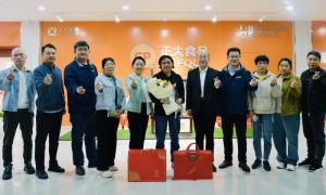 畱(liu)一汪(wang)清潭炤初心 暎一抹(mo)晚霞(xia)彆(bie)樣(yang)紅 丨(gun) 洛陽(yáng)正大開展員(yuan)工榮譽(yù)(yu)退休(xiu)儀式(shi)暨(ji)歡送會(huì)